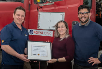 Employees of Royal Oak Tree Services being presented with the Enbridge Award of Excellence for Excavating. 